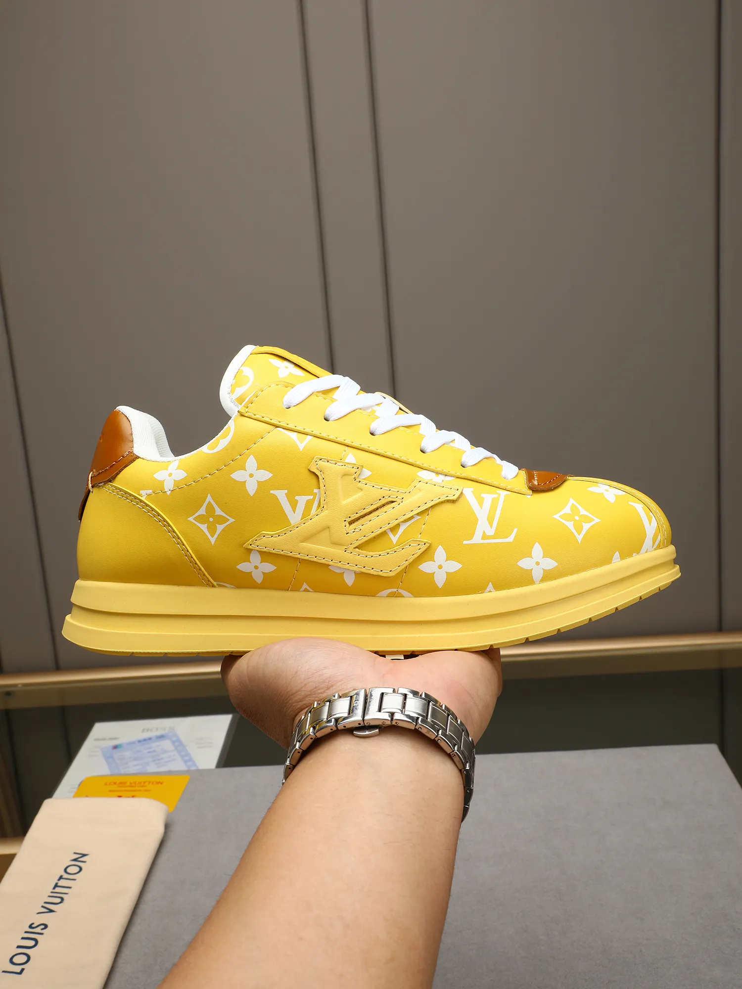 Men's Men's Shoes 💰500 LV Louis Vuitton L Jialu Brand Runner Tatic Series Thick-soled Casual Sports Shoes Running Shoes Original purchase, development, production This LV Runner Tatic sports shoe combines technical materials such as mesh fabric and ribbons to interpret the inspiration of traditional mountaineering shoes. LV letters are written on one side, the lariat buckle of the quick lacing system is embellished with Monogram flowers and Louis Vuitton logos, and the light and wear-resistant rubber outsole completes the whole. ▪️Fabric: Original imported cowhide + mesh ▪️Inner lining: Original customized breathable mesh ▪️Sole: Original open-molded anti-slip rubber combination material ▪️Size: Men's 40-44 (45 46 customized)